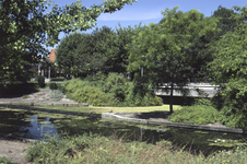 858023 Gezicht op het water langs de Kardinaal de Jongweg te Utrecht, met rechts de brug in de Mr. Sickeszlaan.